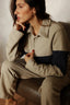 blusa polo bicolor neblina areia